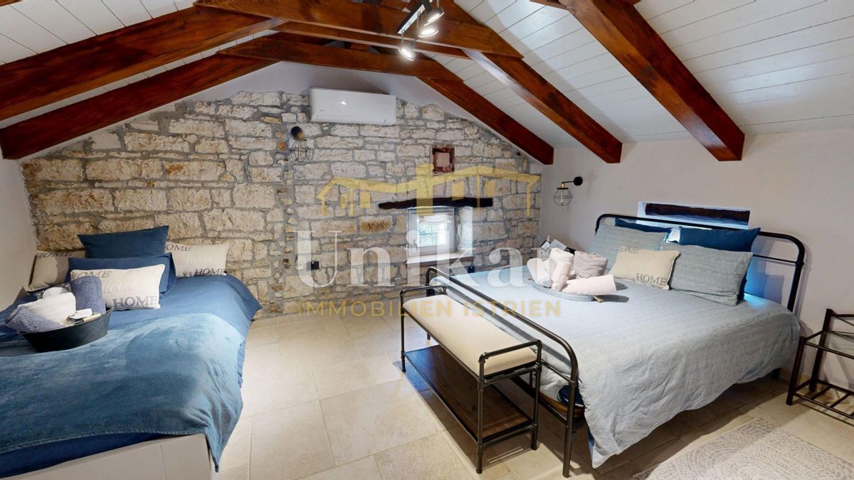 Splendida tenuta con due case in pietra e piscina